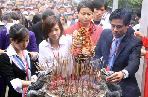 Thousands of people flock to Hung Kings historic relic