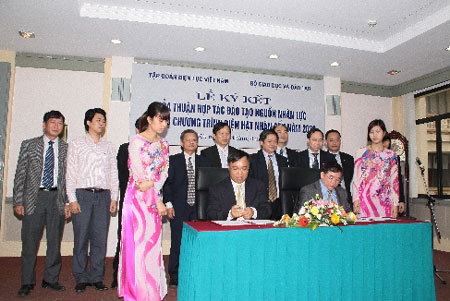 Ký kết thoả thuận hợp tác đào tạo nguồn nhân lực phục vụ chương trình điện hạt nhân
