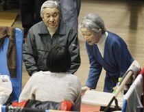 Japon l’empereur en visite dans les zones dévastées par le tsunami