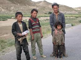 Plus d un milliard de personnes dans le monde vivent sous le seuil de pauvreté