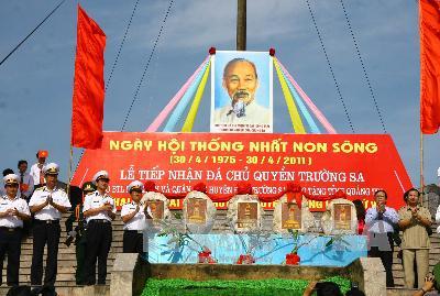 Quảng Trị Lễ thượng cờ và tiếp nhận đá chủ quyền Trường Sa