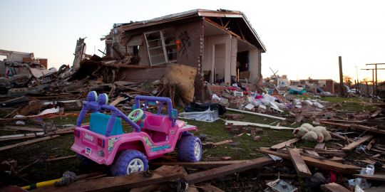 Après les tornades, des villes qui ressemblent à des zones de guerre