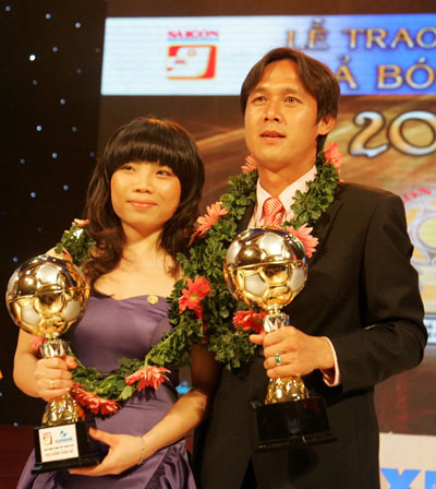 阮明方和金红分别夺得越南男子金球奖及女子金球奖