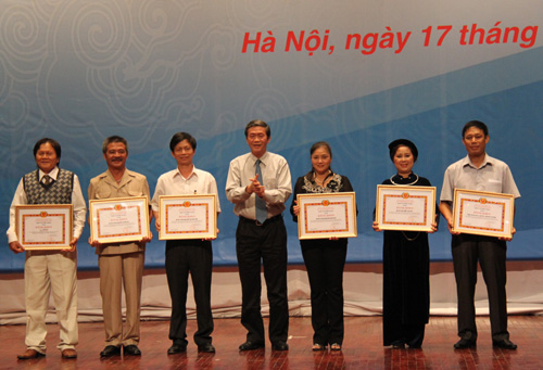 Tặng thưởng 92 tác phẩm văn học, nghệ thuật, báo chí xuất sắc về chủ đề “Học tập và làm theo tấm gương đạo đức Hồ Chí Minh năm 2010