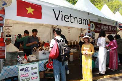 Đại sứ quán Việt Nam tại Hàn Quốc tham gia Hội chợ “Tình hữu nghị Seoul 2011”