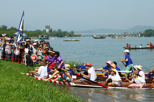 Boat racing on Huong River