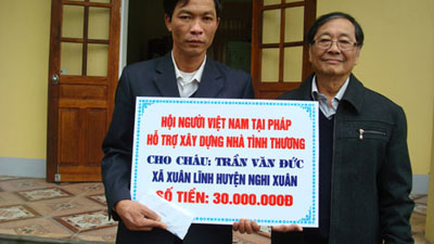 Hội người Việt Nam tại Pháp ủng hộ, chia sẻ với đồng bào lũ lụt