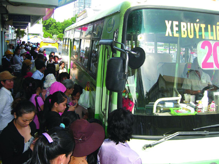TP Hồ Chí Minh vận động người dân đi lại bằng các phương tiện giao thông công cộng