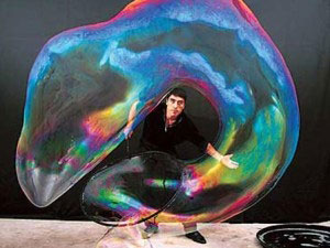 “气泡巫师”为越南500个贫困儿童表演