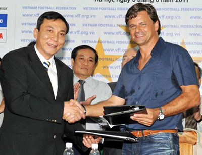 越南国家男子足球队和国奥队的德国籍主教练亮相