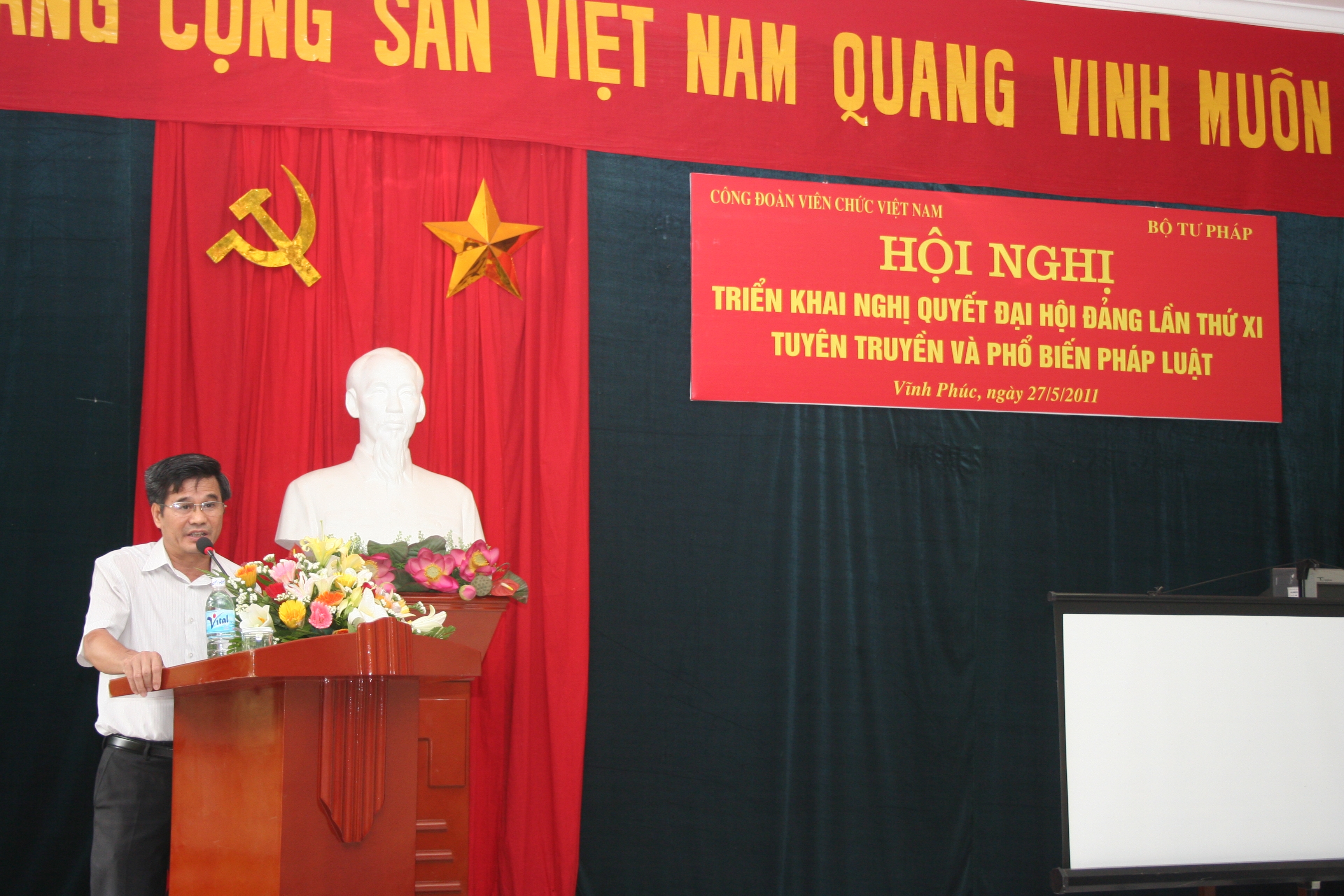 Hội nghị triển khai nghị quyết Đại hội Đảng XI, tuyên truyền và phổ biến pháp luật cho cán bộ chuyên trách công đoàn