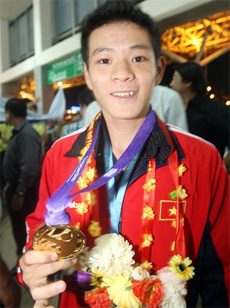 Weightlifting Tuan breaks national record at youth games