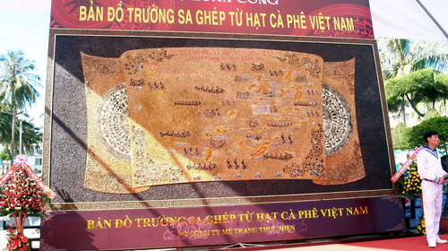 Ra mắt bản đồ Trường Sa ghép bằng hạt cà phê