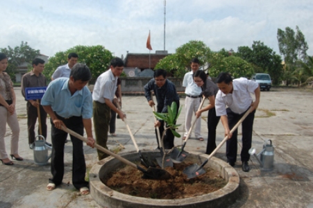 Trồng cây bàng vuông Trường Sa tại đền thờ bà Hoàng Thị Loan