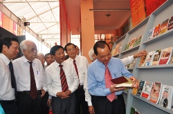 Hô Chi Minh-Ville exposition de livres sur le Président Hô Chi Minh