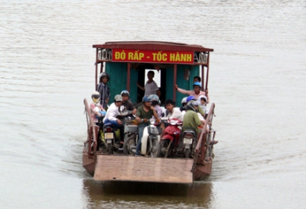 Vi phạm của các bến khách ngang sông ở Hưng Yên Bao giờ được xử lý triệt để
