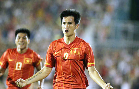 Cong Vinh becomes top scorer
