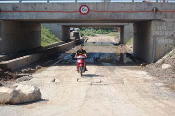 Sớm khắc phục tình trạng ngập nước và nứt, lún trên đại lộ Thăng Long