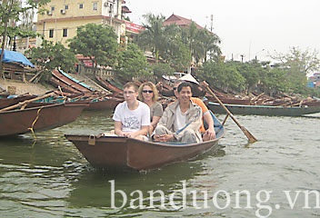 Đò chở khách du lịch tại Ninh Bình Quy định an toàn giao thông đường thủy bị xem nhẹ