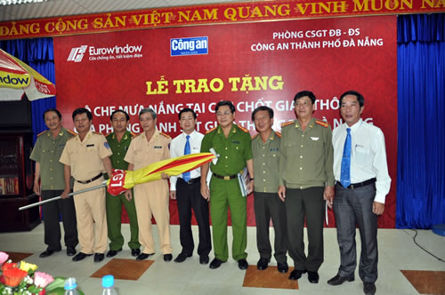 Tặng dù che mưa nắng cho lực lượng cảnh sát giao thông 4 thành phố lớn