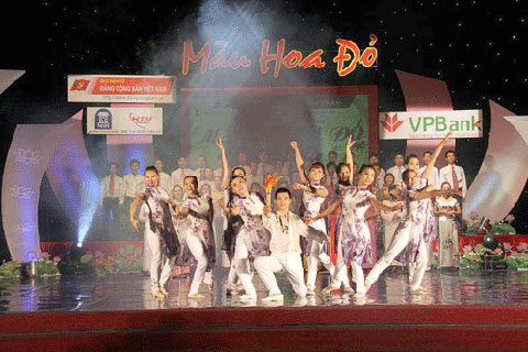 第4届“红花的颜色”慈善艺术晚会：宏扬“饮水思源”传统美德