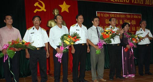 Tặng quà cho chiến sĩ hải quân Vùng 2 Hải Quân