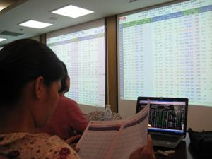 VN-Index lao dốc, dòng tiền bắt đáy đang gia tăng