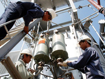 EVN cuts more than VND 12 5 trillion of investment in 2011