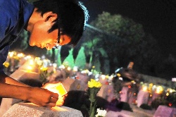 Allumer des bougies en mémoire des morts pour la Patrie