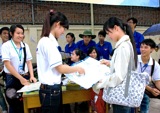 Thanh niên tình nguyện tiếp sức mùa thi
