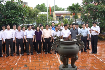 Dâng hương tưởng nhớ cố Tổng Bí thư Nguyễn Văn Linh