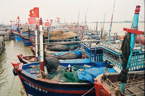 Vươn ra biển xa để làm giàu, làm chủ