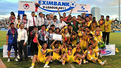 2011年越南足球超级联赛：十年等待 义安蓝江队夺冠
