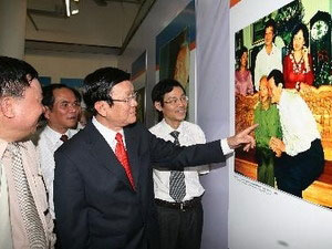 国家主席张晋创出席“人民军总司令武元甲大将”图片展开幕式