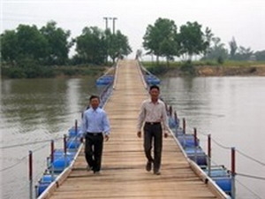 Khen thưởng 4 nông dân đầu tư xây cầu phao