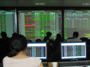 Chứng khoán mở tuần với phiên giao dịch trái chiều