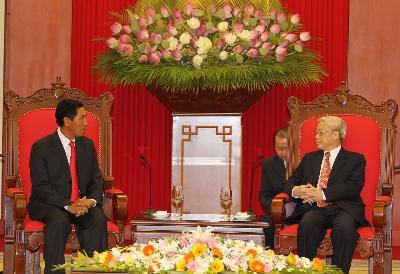 越共中央总书记阮富仲接见老挝人民革命党中央办公厅高级代表团