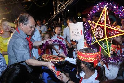 国会主席阮生雄与河内少年儿童喜迎中秋节