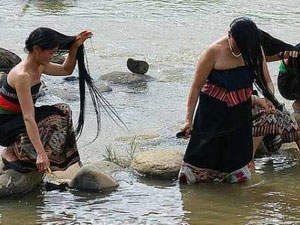 山罗省琼街县恢复白傣族洗头节