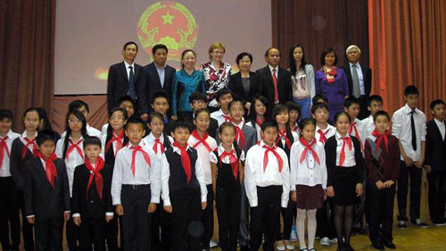 Tặng quà cho học sinh Nga có hoàn cảnh khó khăn