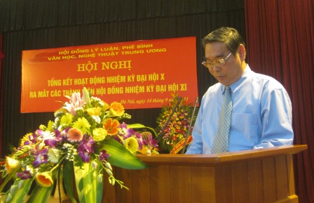 Tiếp tục nghiên cứu, đổi mới phát triển lý luận văn học nghệ thuật