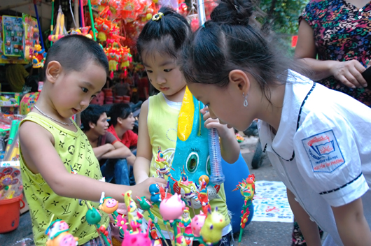 Phố cổ nhộn nhịp đón trung thu