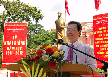 Thủ tướng dự Lễ khai giảng năm học mới tại trường THPT chuyên Quốc học Huế
