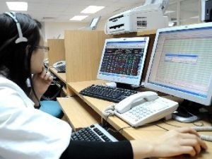 Hai sàn diễn biến trái chiều