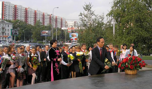 Đặt hoa tưởng niệm tại Tượng đài Chủ tịch Hồ Chí Minh ở Nga
