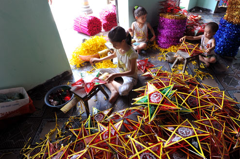 Village in Nam Dinh busy making five-pointed-star lanterns