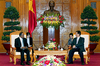 政府总理阮晋勇接见新加坡外交部长尚穆根