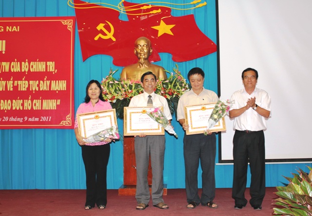 Các địa phương, đơn vị tiếp tục đẩy mạnh việc học tập và làm theo tấm gương đạo đức Hồ Chí Minh