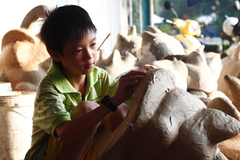 Unicorn and lion heads making in Hue
