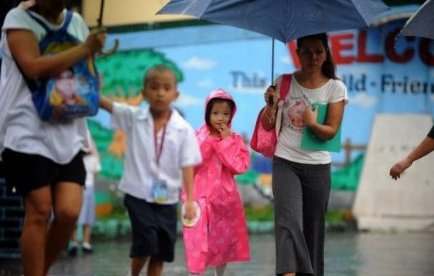 Philippines plus de 100 000 personnes évacuées à l approche du typhon Nesat